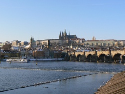 Widok na Wełtawę, most Karola i Hradczany